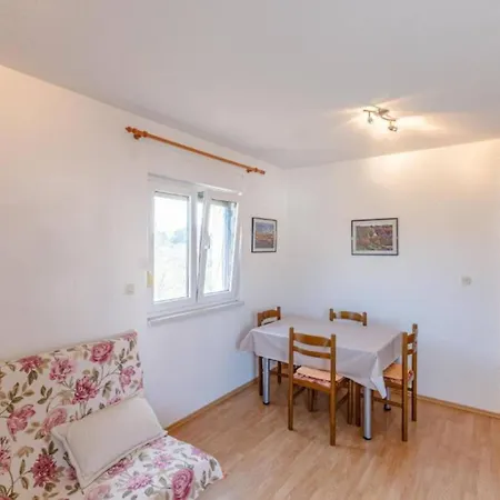 Charming And Cozy Okrug Gornji With Balcony شقة تروغير