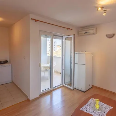 شقة Charming And Cozy Okrug Gornji With Balcony تروغير