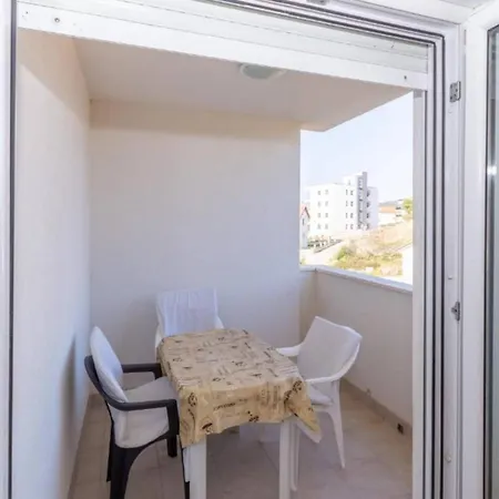 Charming And Cozy Okrug Gornji With Balcony شقة تروغير